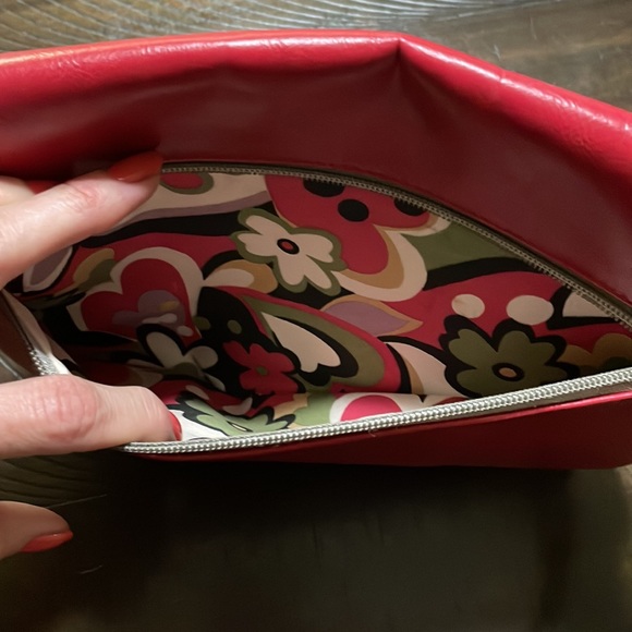 Red Espe purse. Can be worn as a shoulder bag or cross body bag. - Picture 7 of 11